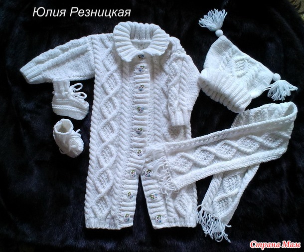Белоснежный комплект для девочки с рельефным узором