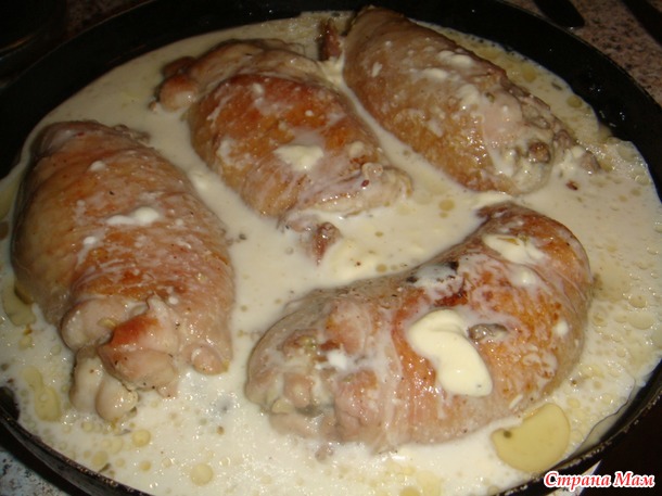 Куриные рулеты с грибами в соусе