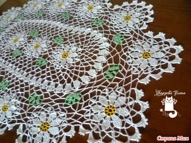 . Салфетка овальная с ромашками