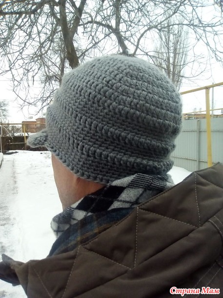 Мужская шапка с козырьком крючком
