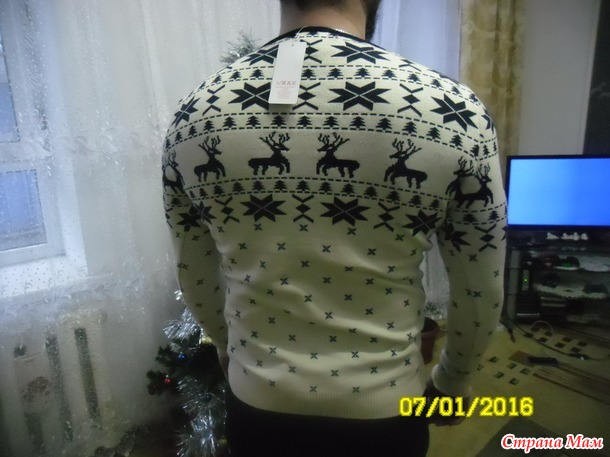 Свитер с оленями мужской.. +