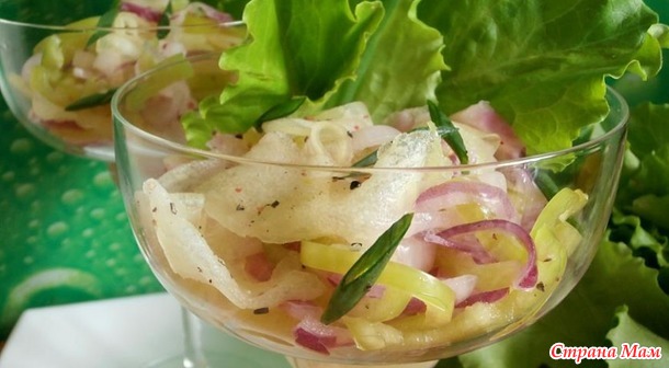 . Необычный салат из дыни, лука и зеленого перца