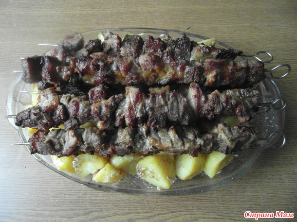 Шашлык над картошкой.