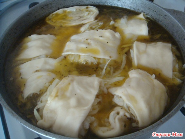 Утка, тушенная с луковыми рулетами