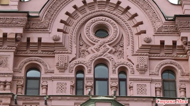 «Петушиное» розовое здание в Петербурге: Дом Басина