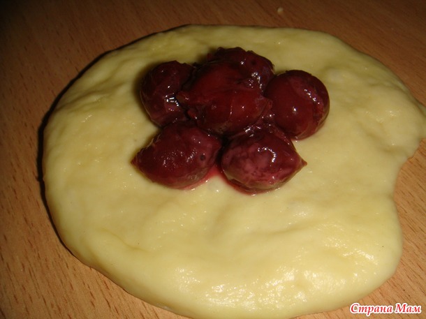 Пирожки с вишней