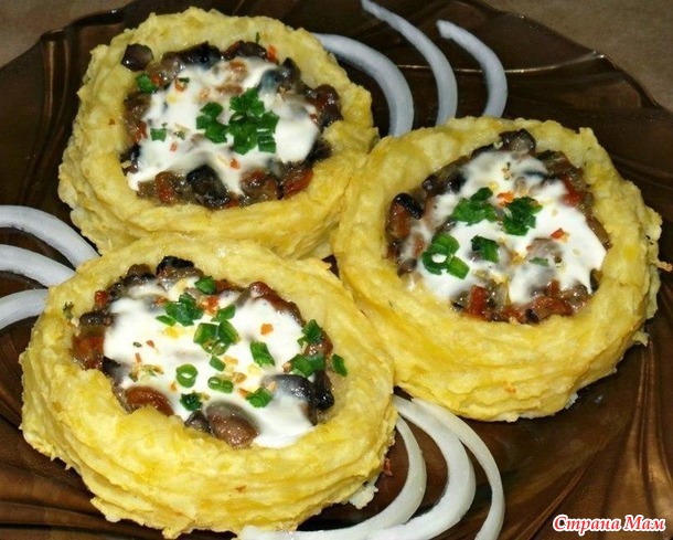Картофельные гнезда с грибами, в чесночно-сметанном соусе