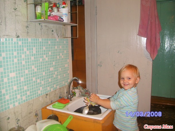 Мамина помощница...