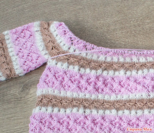Двухцветный ажурный свитер для девочки