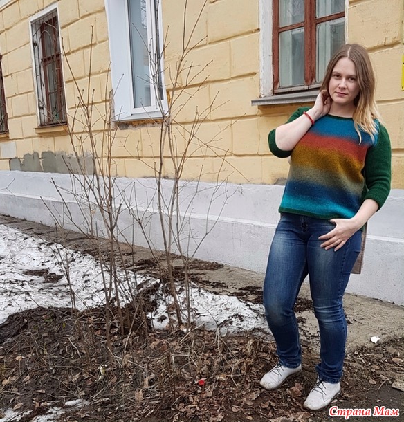 Ничего лишнего, джемпер простой лицевой вязкой.. все дело в цвете.