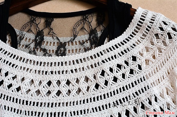 . Белый пуловер с круглой кокеткой.