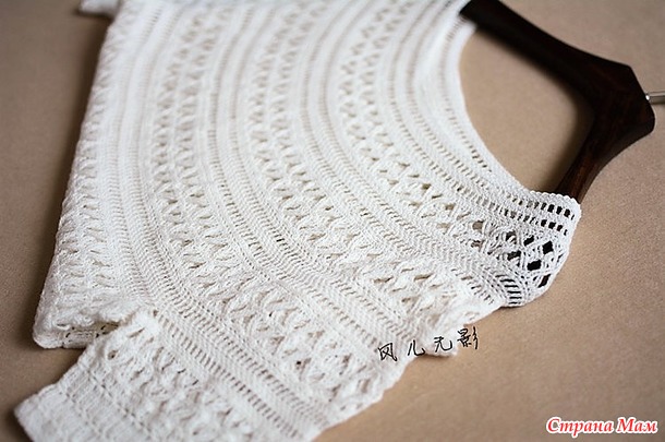 . Белый пуловер с круглой кокеткой.