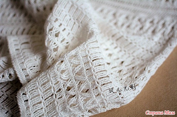 . Белый пуловер с круглой кокеткой.