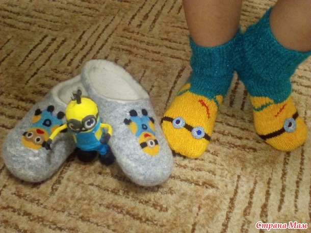 Серия " Миньончики" -тапочки, носочки и игрушка