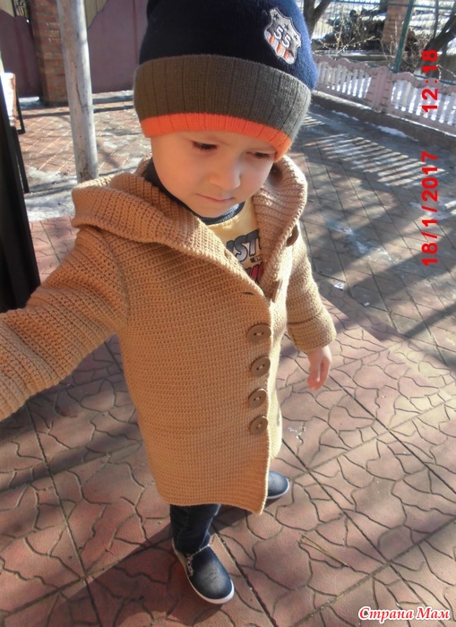 Модное вязаное пальто спицами для малышей
