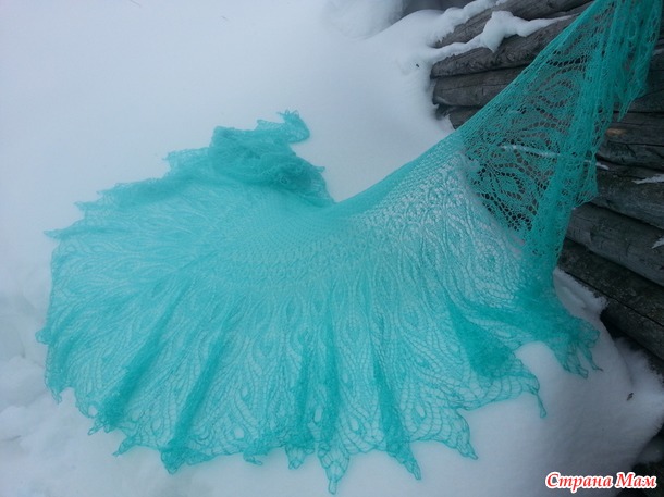 Три шали на чистом снегу