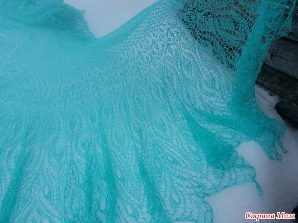 Три шали на чистом снегу