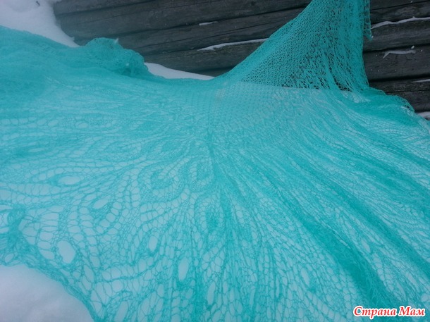 Три шали на чистом снегу