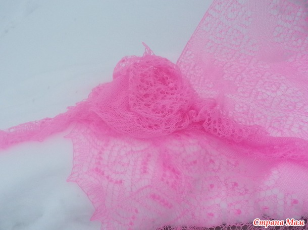 Три шали на чистом снегу