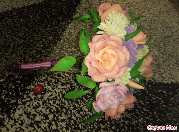 Букетик из роз с хризантемами