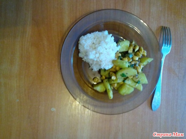Карри из огурцов с орехами кешью.