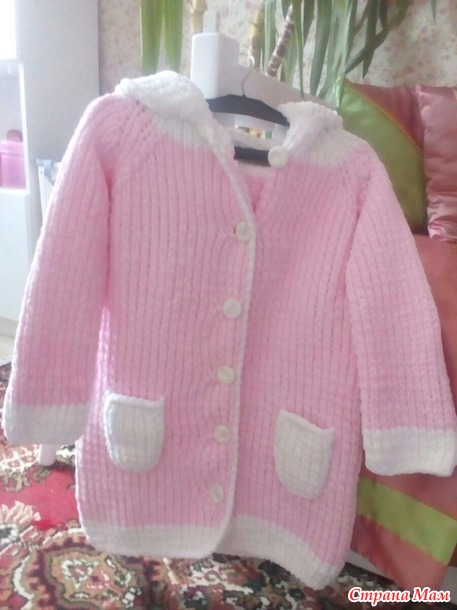 Вязаное пальто для девочки спицами из YarnArt Dolce