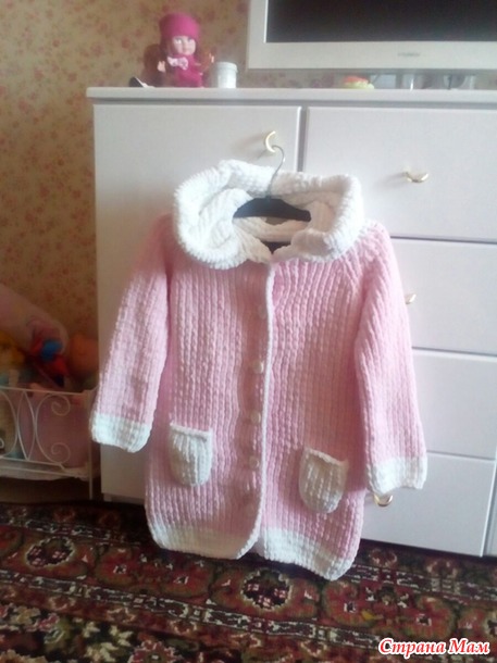 Вязаное пальто для девочки спицами из YarnArt Dolce
