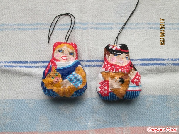 Дед Мороз и Снегурочка, а также другие игрушки на елочку.