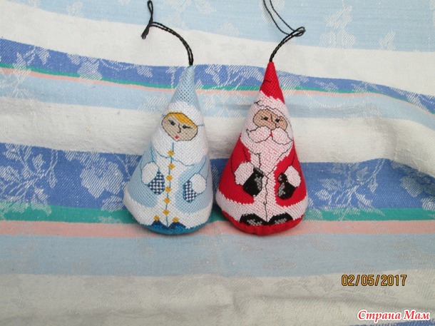 Дед Мороз и Снегурочка, а также другие игрушки на елочку.