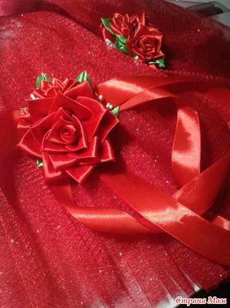 Вязаное платье крючком с юбкой из фатина.