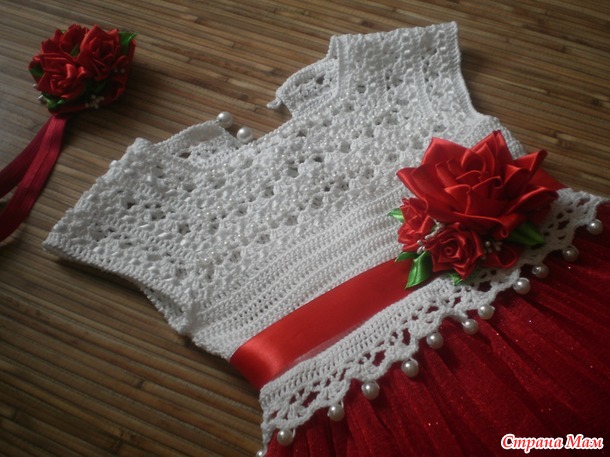 Вязаное платье крючком с юбкой из фатина.