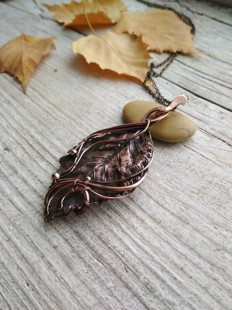 Кулон с омеднённым листиком (wire wrap). Россия и все желающие