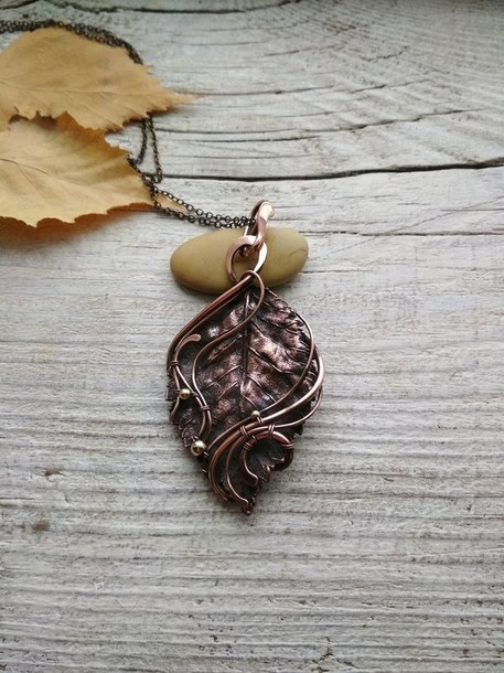 Кулон с омеднённым листиком (wire wrap). Россия и все желающие