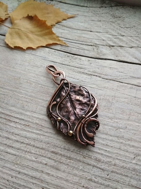 Кулон с омеднённым листиком (wire wrap). Россия и все желающие