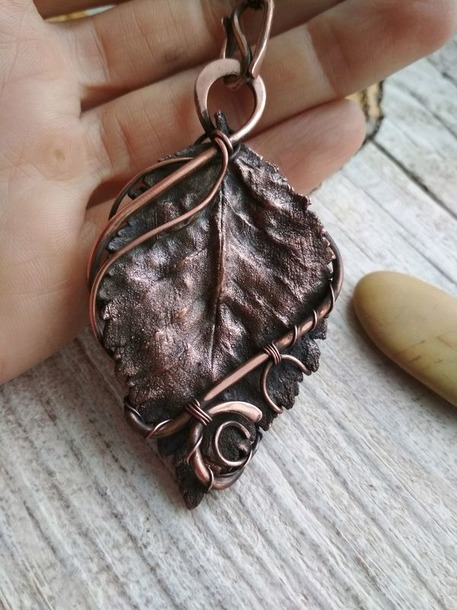 Кулон с омеднённым листиком (wire wrap). Россия и все желающие