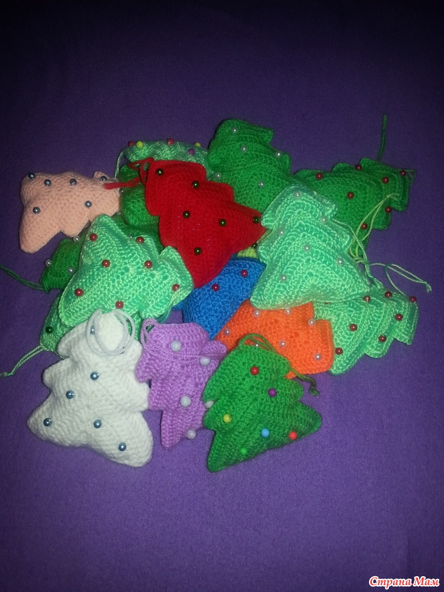 елка из плюшевой пряжи крючком. новогодняя елка крючком. елка крючком. вязаные новогодние елочки. крючок елочка.