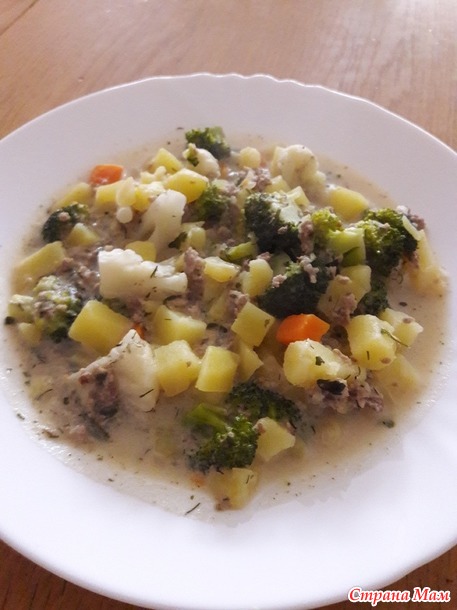 Картофель тушеный с фаршем, брокколи и цветной капустой