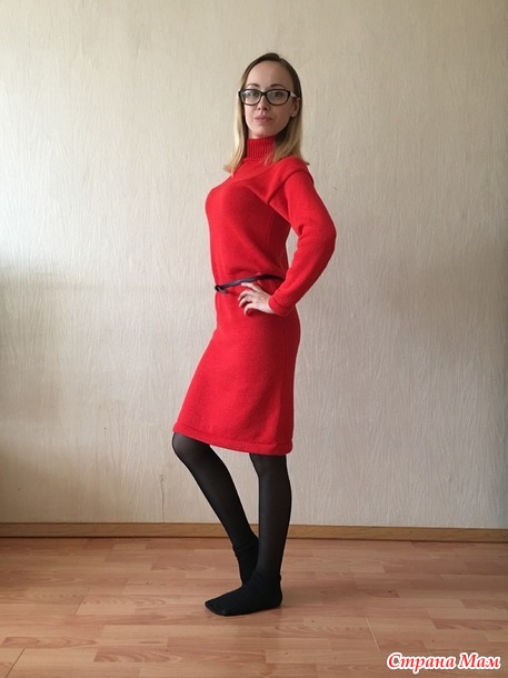 . Красное тёплое платье, шапка двухсторонняя.