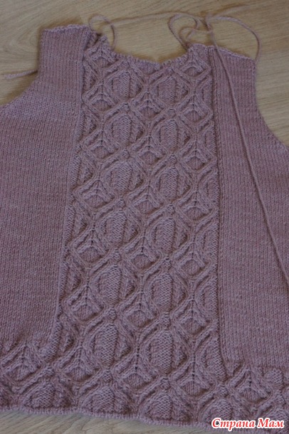 . Женский свитер спицами с аранами по японским схемам