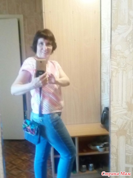 Джинсовая сумочка на ремешке.