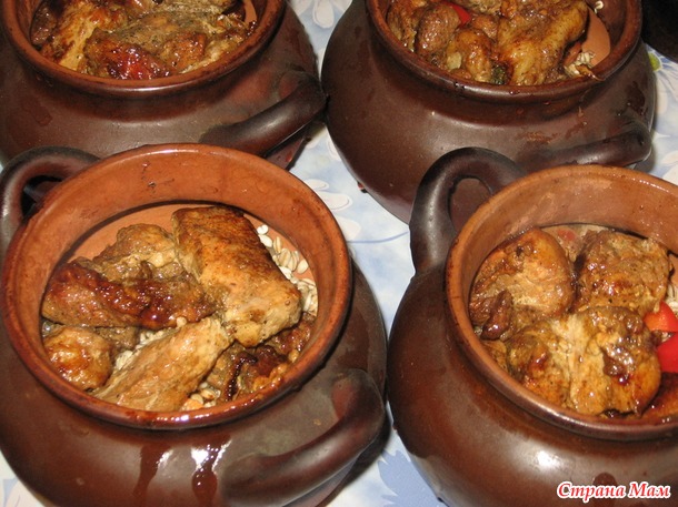 Мясо с курагой в горшочках