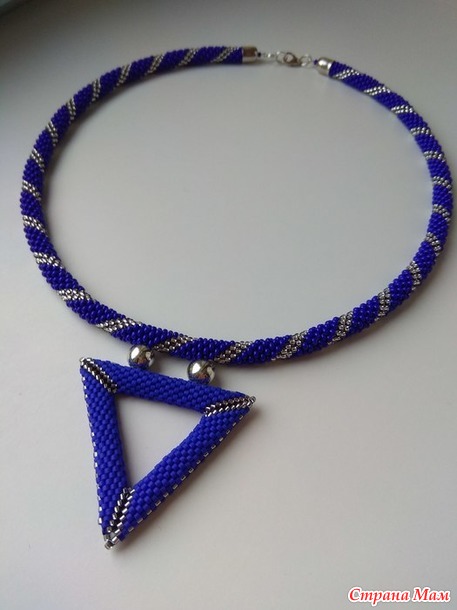 Бисерное украшение "Треугольник"