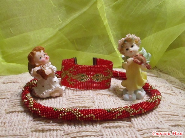 Бисерный жгут с браслетом на фоне Ангелианы. Новогодне-Рождествен ское.