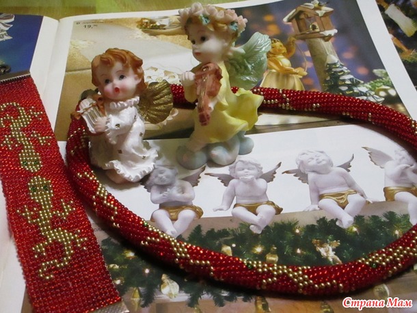 Бисерный жгут с браслетом на фоне Ангелианы. Новогодне-Рождествен ское.