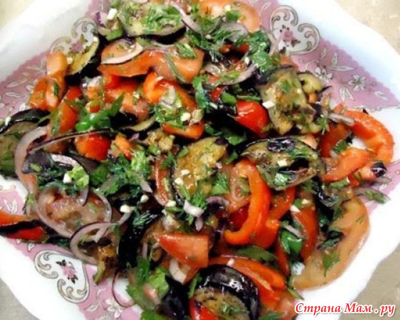 Салат с жареными баклажанами. Рецепт салата с баклажанами и мясом. Салат из печеных баклажанов. Рецепт салата с баклажанами и мясом. Салат с баклажанами и помидорами и сыром.