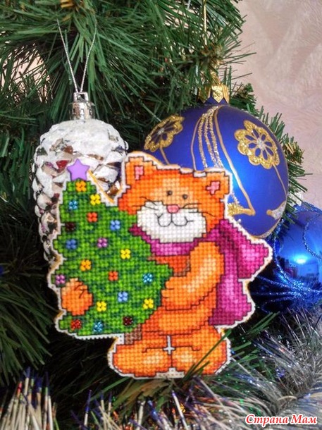 Новогодние игрушки на пластиковой канве