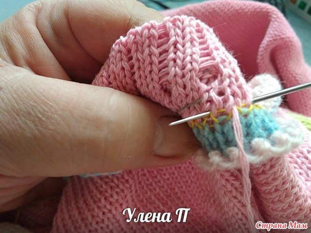 Джемпер со шнуровкой по плечам.