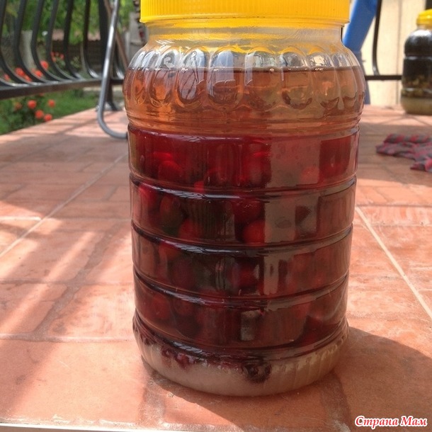 Заготовки из черешни в болгарском селе.
