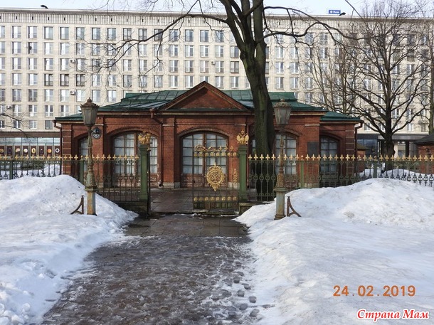 Домик Петра I на Петровской набережной.