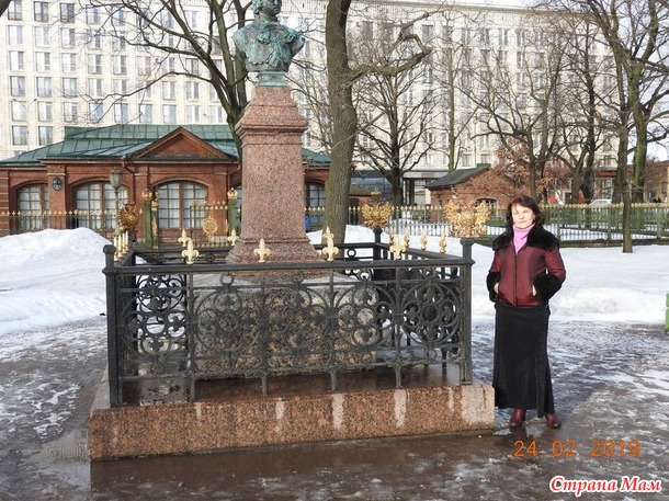 Домик Петра I на Петровской набережной.
